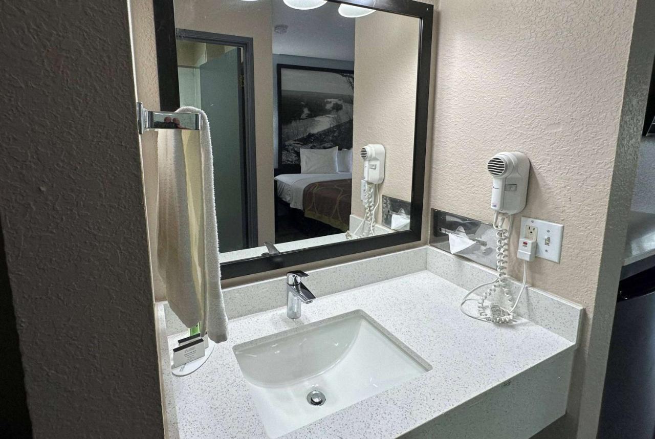 Super 8 By Wyndham Bay I-43 Bus. Park Motel 2*