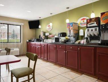Super 8 By Wyndham Bay I-43 Bus. Park Motel