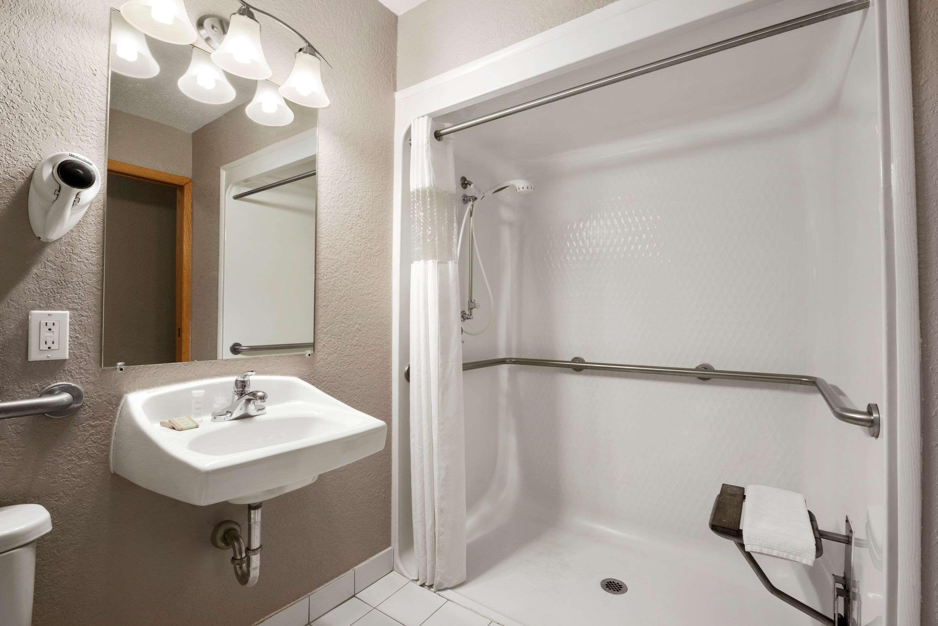 Super 8 By Wyndham Bay I-43 Bus. Park Motel 2*